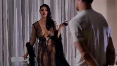 Slut Kira Queen alimwalika jirani yake kwa chai na kumlamba kwenye meza ya chakula cha jioni